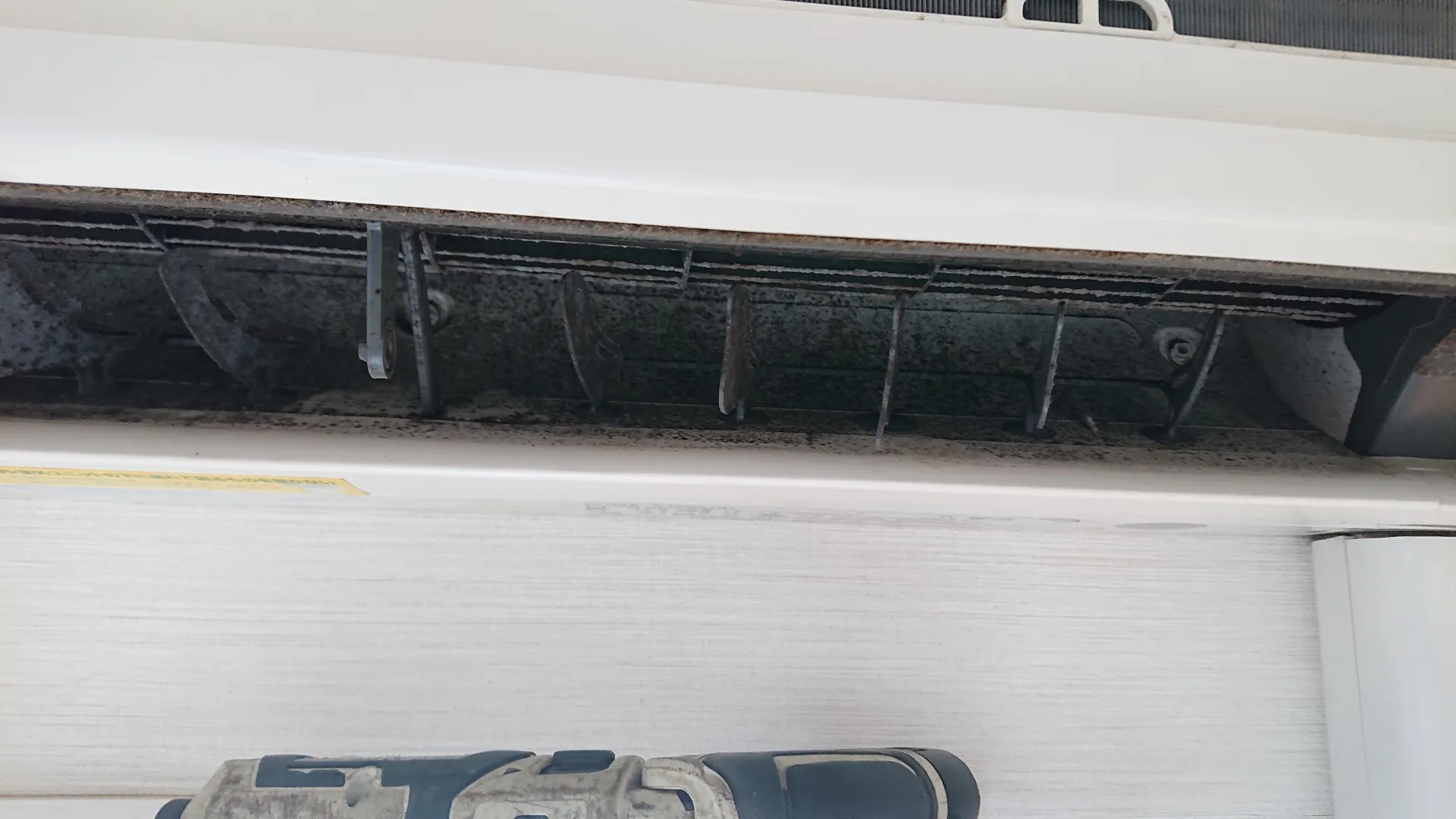 ９月２日 今日は地元の直方市日吉町にて、アパート経営の大家さんより、引っ越しに伴うエアコンクリーニング依頼でした。  